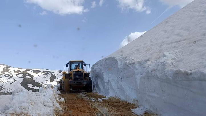 Siirt’te köy yoluna düşen kar ve taş kütleleri temizlendi