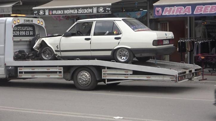 Adana'da otomobil dükkana girdi: 2 yaralı