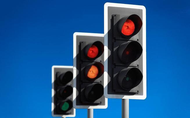 Trafik ışıkları neden hep yuvarlak şekildedir? Trafik lambalarında neden kırmızı, sarı, yeşil renk kullanılır?