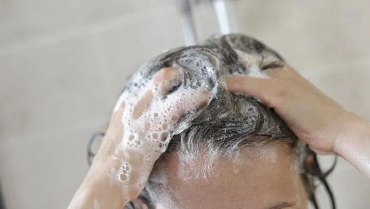 Son noktayı koydu: Saçları kaç kez yıkamanız gerektiğini uzmanı açıkladı! Bu yağ saç telinde doğal olarak var!