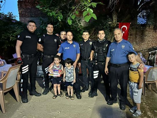Bedensel engelli Eymen'e polislerden doğum günü sürprizi