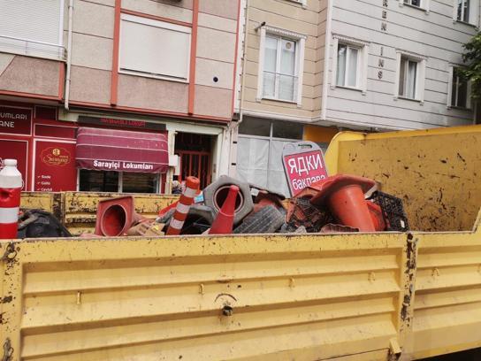 Edirne'de trafik akışı ve yayaların geçişini engelleyen dubalar toplatıldı