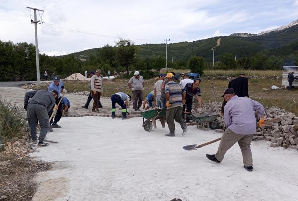 TIR şoförleri imece usulü yolu düzeltti