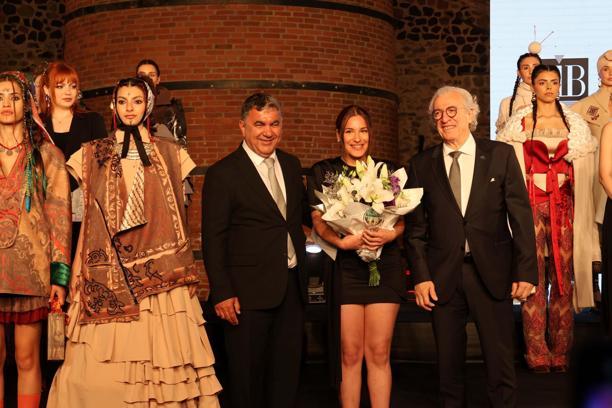 Türk halı desenlerinden esinlenerek hazırladığı koleksiyon ödül getirdi