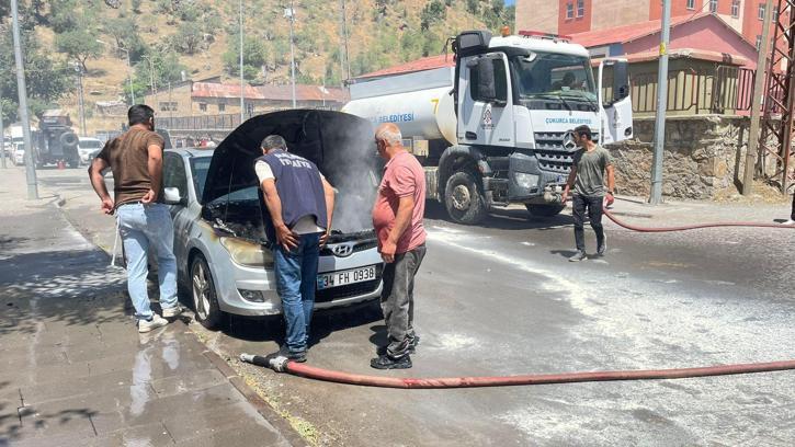 Çukurca'da park halindeki otomobil alev aldı