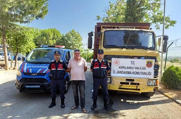 Jandarma çalıntı kamyonu bulup sahibine teslim etti