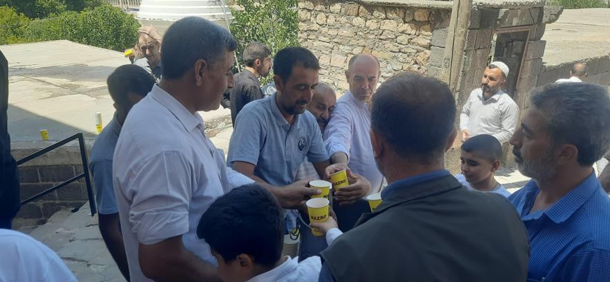 Hazro Belediyesi'nden 500 kişiye limonata ve şerbet ikramı