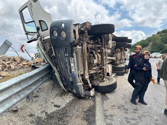 Sivas’ta taş yüklü kamyon devrildi: 1 yaralı