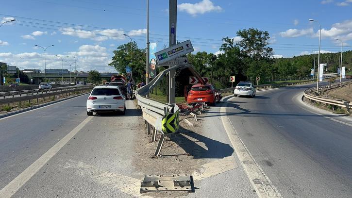 Pendik’te otomobil bariyerlere çarptı: 2 yaralı