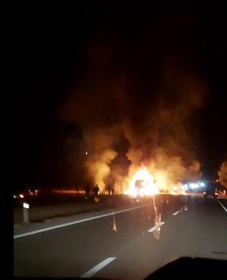 Tokat'ta seyir halindeki TIR alev alev yandı olay anı kamerada