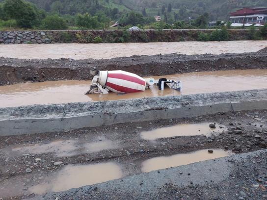 Artvin'de beton mikseri dereye düştü; sürücü son anda kurtuldu