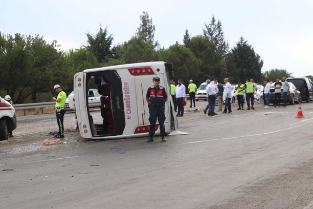 Düğün yolunda kaza: 1'i ağır, 26 yaralı