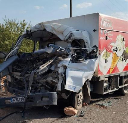 Kamyonet, TIR'a çarptı: baba öldü, oğlu ağır yaralı