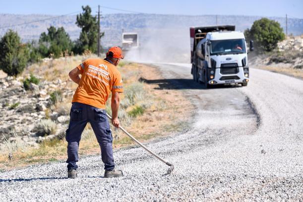 Büyükşehir Silifke’de 8 bin 100 metrelik yolu yeniledi