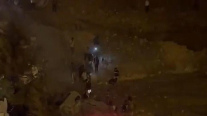 Otomobil, inşaat çukuruna düştü; 3 yaralı, o anlar kamerada