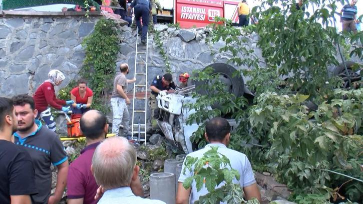 İstanbul - Başakşehir'de kamyonet 5 metre yükseklikten düştü; şoför 1 saatlik çalışmayla kurtarıldı