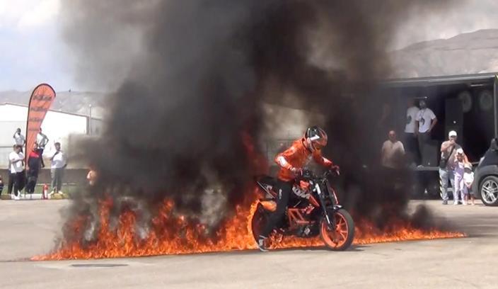 Motosikletiyle ateşin içinden geçti