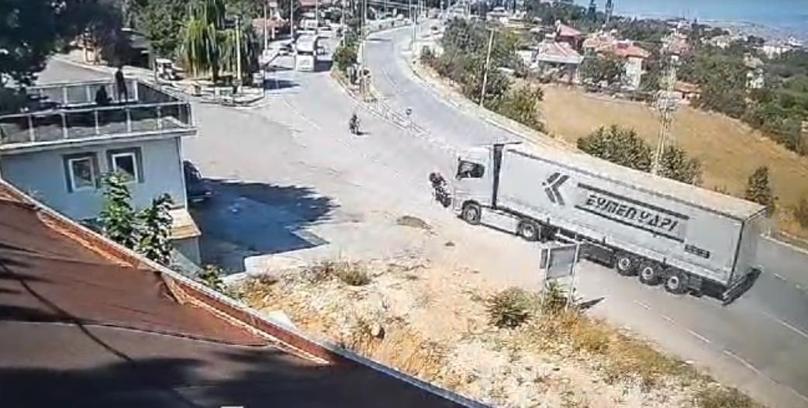 TIR'ın motosiklete çarpışması kamerada