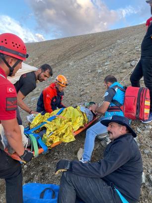 Erzincan'da dağlık alana zorunlu iniş yapan yamaç paraşütçüsü 7 saatte kurtarıldı