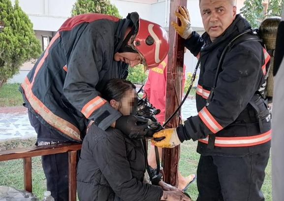 Alevlerin arasında mahsur kalan kızını kurtardı