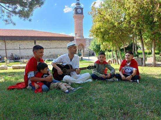 Sanatçı Murat Evgin, sokaklarda Türk bayrağı açıp ‘Şehit’ türküsünü söyleyen çocuklara buluştu