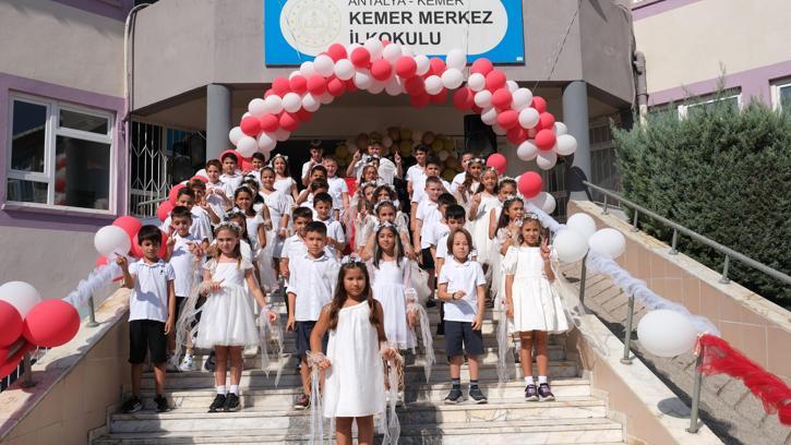 Kemer'de İlköğretim Haftası kutlandı