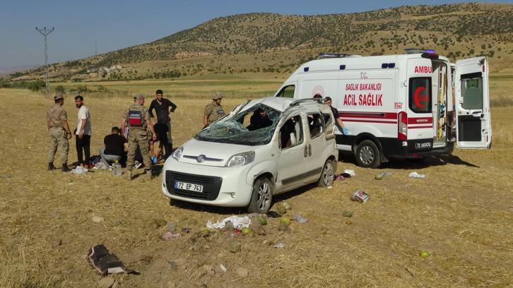 Batman’da hafif ticari araç şarampole yuvarlandı: 3 yaralı