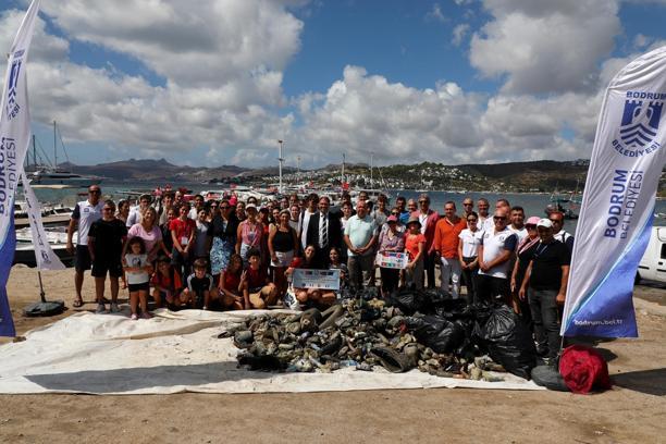 Bodrum'da Erasmus öğrencileri ile kıyı temizliği