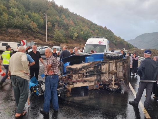 Düzce'de devrilen tarım aracındaki 4 kişi yaralandı