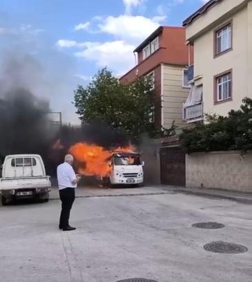 Park halindeki minibüs alev alev yandı