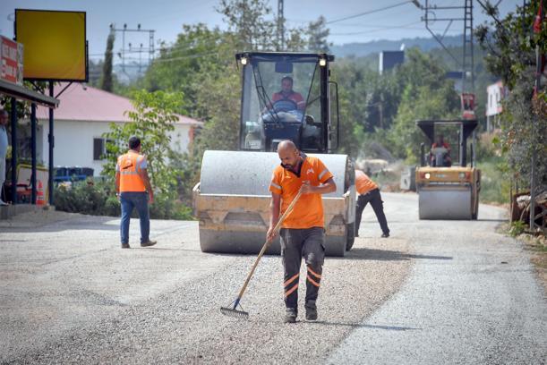 Büyükşehir ekipleri, kırsal yollara işlevsellik ve konfor kazandırmayı sürdürüyor