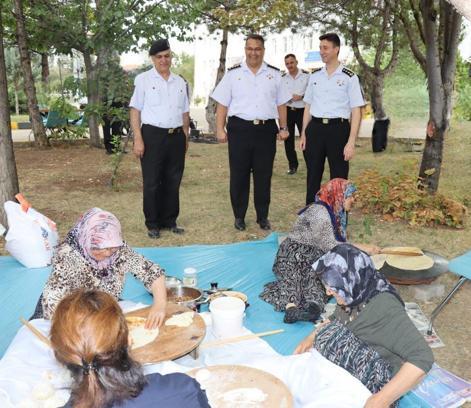 Kırıkkale'de şehit anneleri askerlere gözleme yaptı