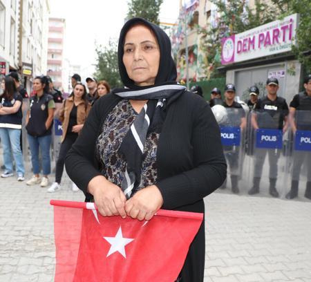 Van'daki evlat eylemine katılan anne: PKK bir oğlumu kaçırdı, birini infaz etti