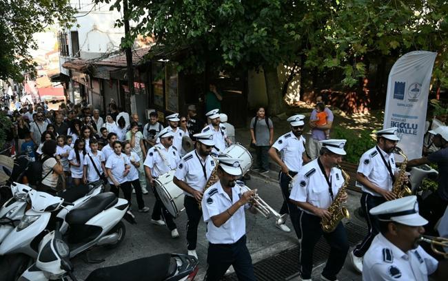 Kuşadası'nda tarihi mahalle 'İkioklu Şenliği'yle renklendi