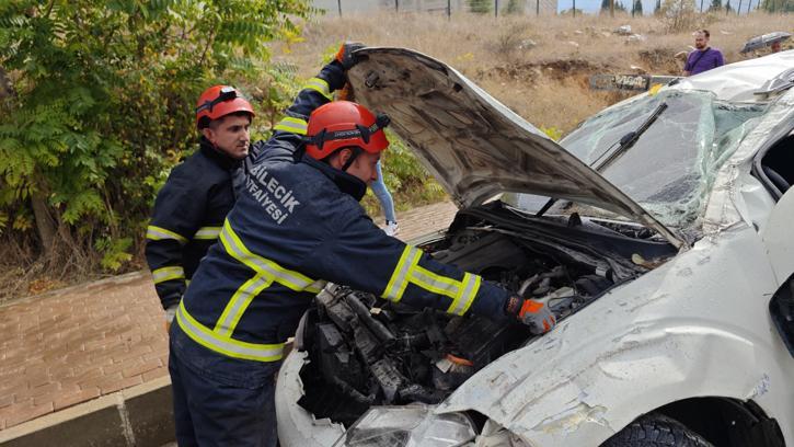 Bilecik'te devrilen araçtaki 4 kişi yaralandı