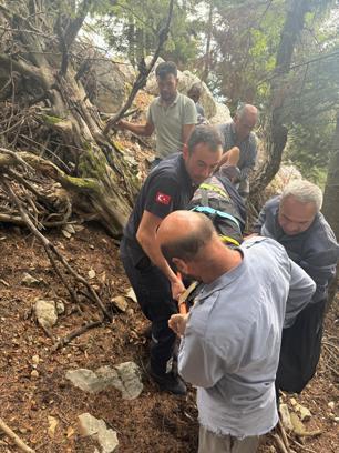 Koyut otlatırken kayalık alandan  düştü