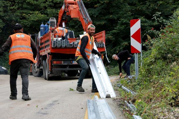 Akyazı'da okul güzergahındaki uçurumun kenarına çelik bariyerli önlem