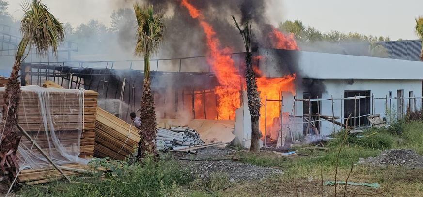 Sapanca'da, bungalov tesisinde yapımı süren restoran binasında yangın