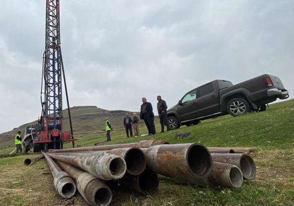 Her şeyi devletten beklemeyip, köylerine İmece usulü sondaj vurdular