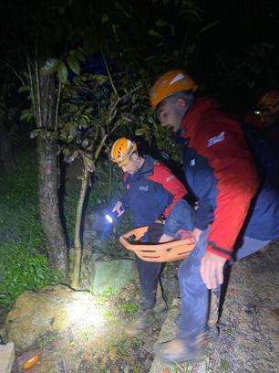 Rize'de sağanak sonrası heyelan riski; mahsur kalan 5 kişi kurtarıldı, 16 konut tahliye edildi