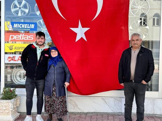 İş yeri önündeki bayrağı öpen bastonlu kadın: Bayrağı çok severim