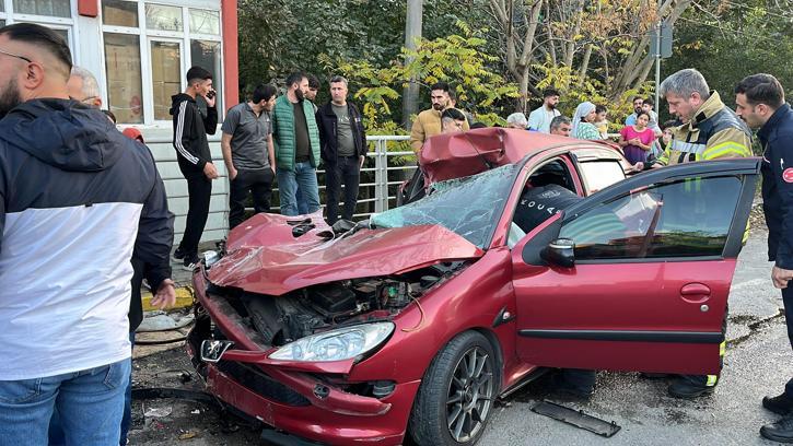 Park halindeki kamyonete çarpan otomobilin sürücüsü yaralandı