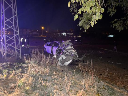 Amasya'da otomobil, ağaca çarptı: 2 ölü, 2 yaralı