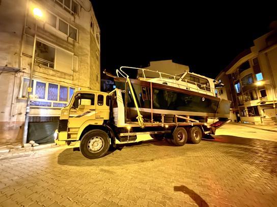 Kabloları çekicinin taşıdığı tekneye takılan direk, cipin üzerine düştü