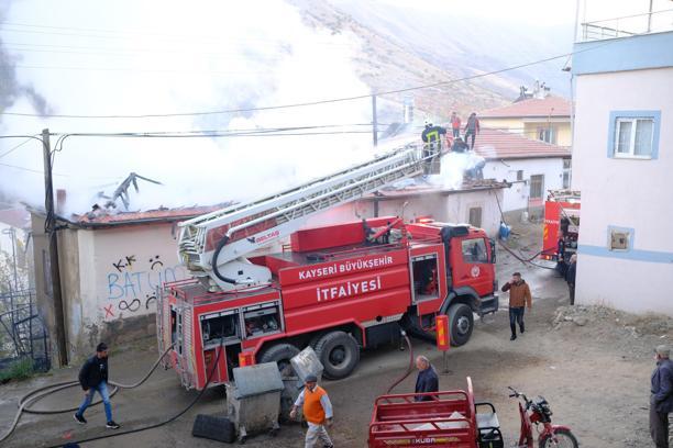 Kayseri'de 2 katlı binada yangın