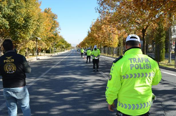 Elazığ'da, polis ekiplerinden trafik denetimi