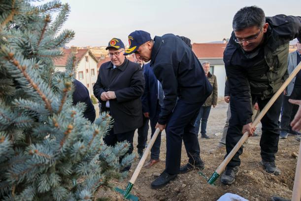 Bilecik Valisi Aygöl, Bozüyük'te fidan dikimi etkinliğine katıldı