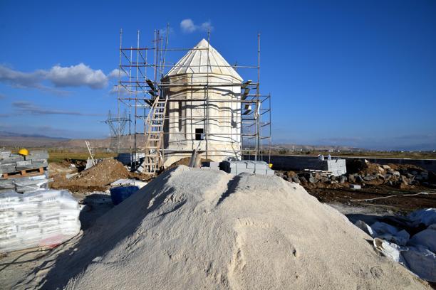 Depremde kısmen yıkılan 600 yıllık Yusuf Kümbeti'nin restorasyonunda sona gelindi