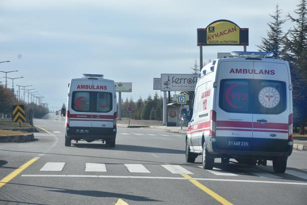 Niğde-Kayseri kara yolunda iki hafif ticari araç çarpıştı: 1'i çocuk 7 yaralı