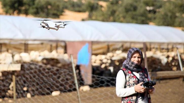 Antalya'da kadın çoban, sürüsünün takibini dronla yapıyor